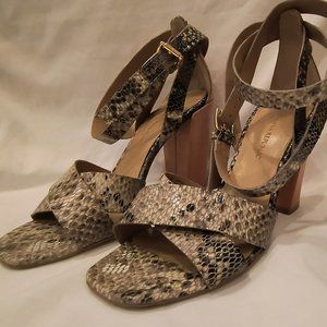 LADIES SIZE 6 NEUTRAL FUN SANDALS